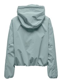 Veste imperméable à capuche bleu clair avec manches longues et poignets et ourlet élastiqués, vue de dos.