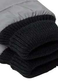 Schwarze gestrickte Bündchen, die an einem grauen, gepolsterten Ärmel befestigt sind. Die Bündchen weisen eine gerippte Textur auf, die Elastizität und Wärme bietet.