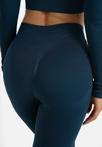 SQUATPROOF NO SURRENDER SEAMLESS - Pajkice - black cyan
