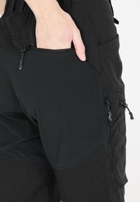 Mustat cargo-shortsit, joissa on useita taskuja, sileä pinta, elastinen vyötärö ja vetskarit sivutaskuissa turvallista sulkemista varten.