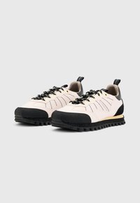 Sportschuhe mit einem Obermaterial aus pinkem Stoff, schwarzer Gummikappe, strukturierten Akzenten und einer robusten schwarzen Sohle. Mit schwarzen und beigen Schnürsenkeln.