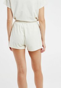 Protest PRTROSS - Shorts - kitoffwhite