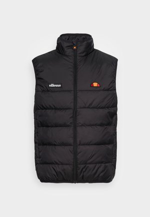 Czarna kamizelka puchowa z wysokim kołnierzem, przednim zamkiem błyskawicznym i wyściełanym wzorem. Ma białe logo "ellesse" oraz akcentowe logo w kolorze czerwonym i żółtym na piersi.