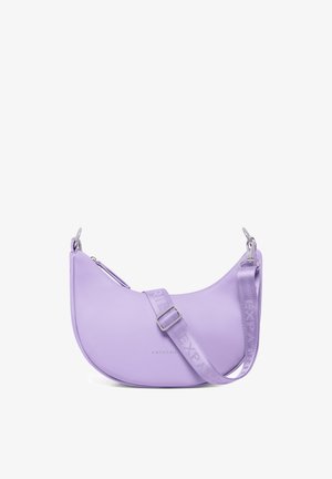 Sac à bandoulière en similicuir lilas, de forme courbée, avec une poche zippée et une sangle ajustable ornée du mot "EXPATRIÉ" dans un motif subtil.