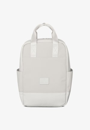 Zaino grigio dal design minimalista. Realizzato in tessuto liscio, presenta una chiusura con zip, due manici superiori e tasche laterali per lo stoccaggio.