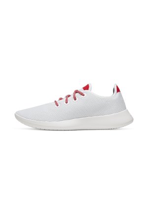 Weißer Sneaker mit niedrigem Schaft, roten Schnürsenkeln, roten Akzenten auf Zunge und Ferse, einer strukturierten Mesh-Oberseite und weißer Sohle.