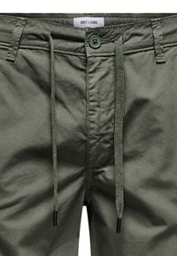 Pantaloni in cotone verde oliva con elastico in vita, chiusura a coulisse e dettaglio con bottone. La texture è liscia e presenta una leggera lucentezza.
