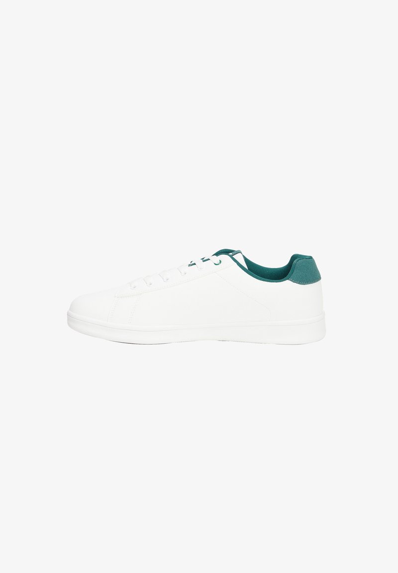 Sneaker bianca con tomaia in pelle liscia e patch sul tallone in tessuto teal, caratterizzata da una punta rotonda e suola piatta in gomma bianca.
