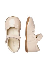 Zapatos de charol rosa con bordes festoneados, detalles perforados y una correa lateral. Textura suave y diseño de punta redondeada.