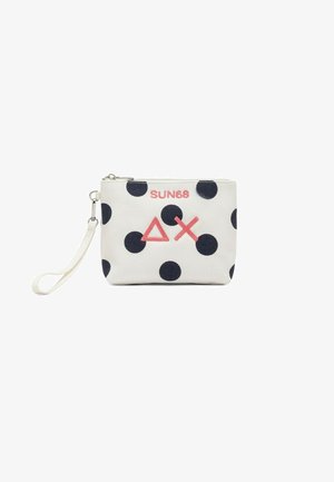 Borsetta da polso bianca con pois neri, triangolo ricamato rosa e forme a X, chiusura con cerniera e cinturino da polso removibile.