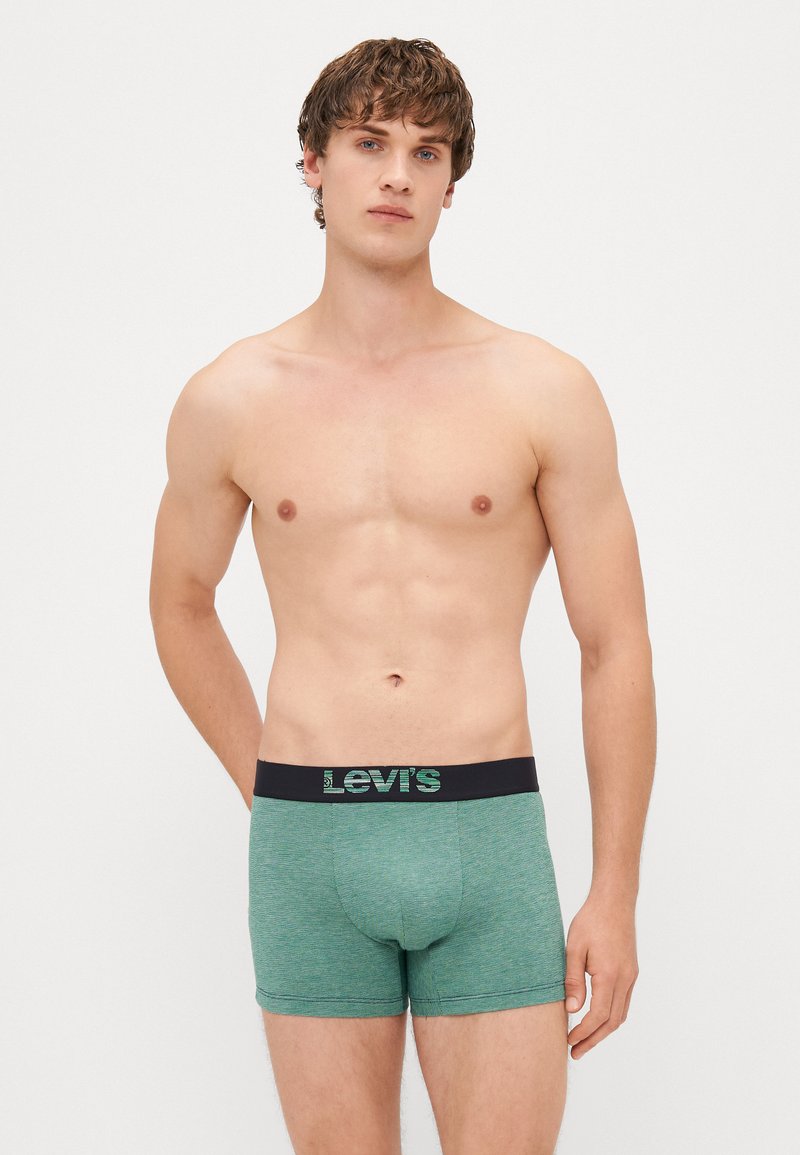 Zöld, textúrázott boxer alsó, fekete derékszíjjal, zöld "Levi's" logóval. Testhez álló kialakítás, strukturált első zsebbel.