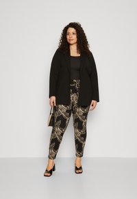 Vero Moda Curve VMCLIVA LONG NOOS - Kort kåpe / frakk - black