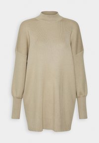 Pullover in maglia di un beige chiaro con un alto collo a mock, spalle scese e texture a coste; presenta maniche lunghe con polsini aderenti.