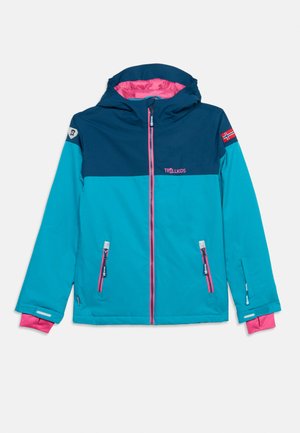 Barnejakke i blått og marine med rosa glidelås, rosa hettefôr, glidelåslommer, norsk flaggmerke på ermet og Trollkids-logo.