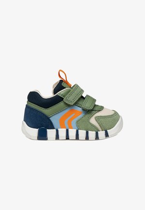 Zapatilla infantil verde, azul y beige con cierres de Velcro, tejido texturizado, suela de goma y diseño con acento naranja.
