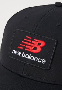 New Balance STACKED PATCH LOGO TRUCKER UNISEX - Cappellino - black