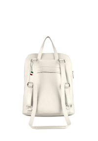 Witte leren rugzak met verstelbare banden, een handvat aan de bovenkant en een ritsvak aan de voorkant. Bevat een klein Italiaans vlaggetje.