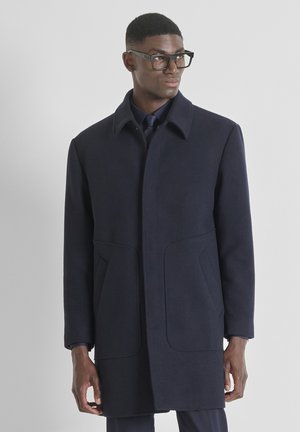 WESLEY REGULAR FIT WITH LOGOED BADGE ON BACK COLLAR - Kratki kaputi - blue-grey