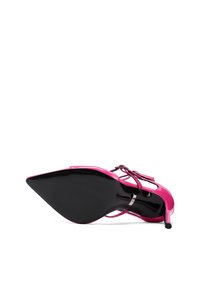 Scarpa con tacco alto in pelle verniciata rosa, punta affusolata, sottili cinturini neri e suola nera lucida. Design del tacco particolarmente snodato.