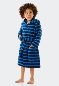 Blauer und dunkelblauer gestreifter Kapuzen-Bademantel aus weichem, strukturiertem Stoff. Mit einem gebundenen Taillenband, zwei vorderen Taschen und langen Ärmeln.