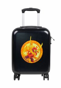Valigia rigida nera con un grafico che presenta un ninja rosso e fiamme gialle. Include un manico estraibile e quattro ruote.