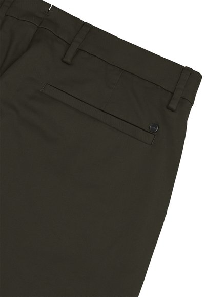 Pantalon vert foncé avec passants pour ceinture, une poche passepoilée à l'arrière et un petit bouton rond noir près de la poche.