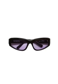 Occhiali da sole retro neri con montatura angolare e lenti di colore viola scuro. Caratteristiche includono un design audace e un dettaglio del marchio sul lato interno.