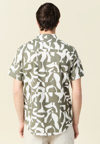 Korte mouwen shirt met een groen-wit abstract patroon, gemaakt van linnen, met een klassieke kraag en rechte zoom.