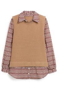 Brauner gestrickter Pullunder, der über einem gemusterten Hemd mit einem weißen und burgunderfarbenen Design getragen wird, das einen Kentkragen und eine durchgehende Knopfleiste hat.