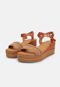 Bata Platvormsandaalid - braun