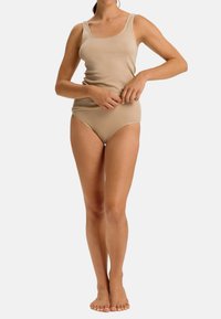 Set di top e slip in color carne, realizzato in tessuto morbido. Il top presenta spalline larghe e scollatura quadrata; gli slip hanno un design a taglio alto.
