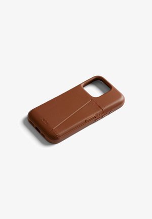 Coque de smartphone en cuir marron avec fente pour carte et découpe pour appareil photo, présentée en angle sur fond blanc.