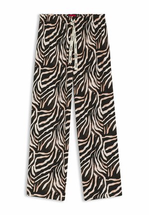 Pantaloni a gamba larga con righe zebra nere, beige e rosa e coulisse bianca con la scritta "HUGO", distesi su sfondo bianco.