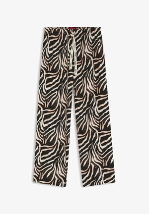 Pantaloni a gamba larga con righe zebra nere, beige e rosa e coulisse bianca con la scritta "HUGO", distesi su sfondo bianco.