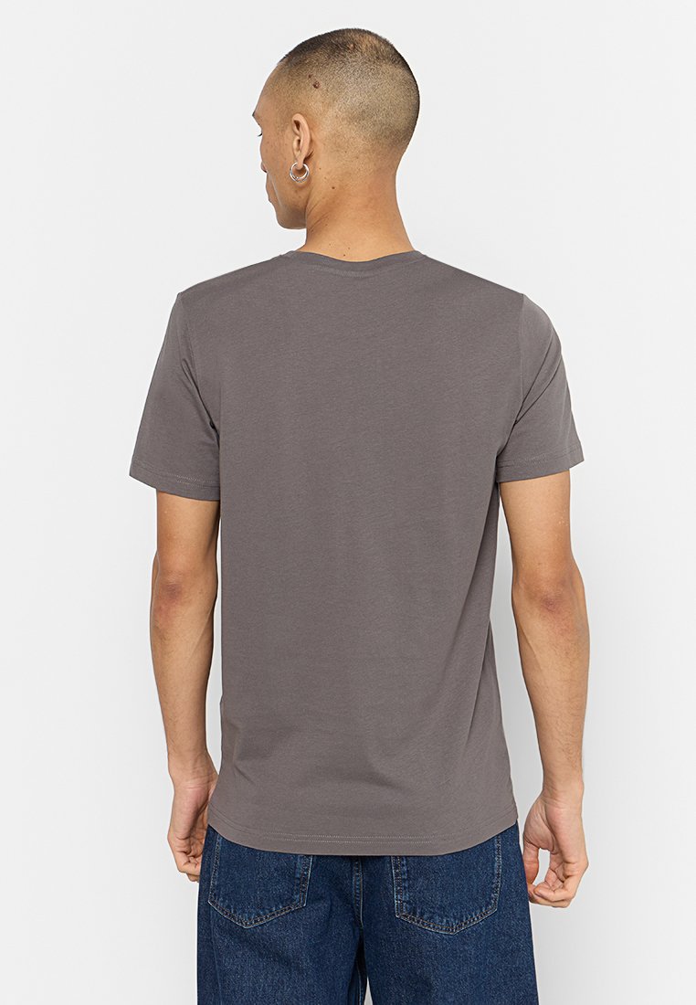 T-shirt grigio a manica corta con scollo a girocollo, in morbido cotone e vestibilità comoda. Presenta orlo cucito e nessun marchio visibile.