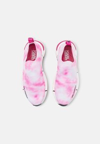 Růžové a bílé skládací tenisky s tie-dye vzorem, které mají texturovaný svršek, gumovou podrážku a značkovou stélku s poutkem.