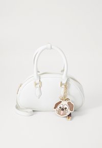 Weiße Handtasche mit runder Form, glattem Kunstleder, oberen Griffen und goldfarbenen Beschlägen. Enthält einen hundeförmigen Anhänger mit Detailverzierungen.