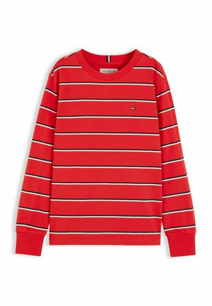 Rood shirt met lange mouwen met horizontale zwart-witte strepen en een klein geborduurd logo op de borst.