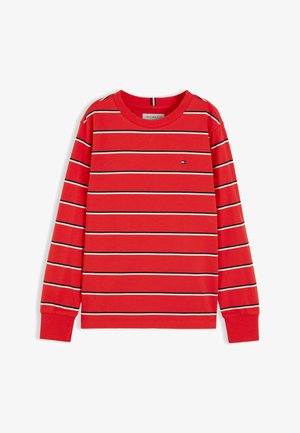 Rood shirt met lange mouwen met horizontale zwart-witte strepen en een klein geborduurd logo op de borst.