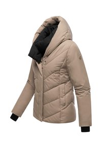 Doudoune beige avec une grande capuche noire. Présente un motif de quilt diagonal, une fermeture éclair intégrale et des accents de poignets noirs.