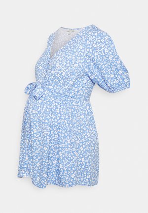 Vestido curto azul claro com padrão floral, decote em V, mangas curtas bufantes e detalhe de laço na cintura para um efeito franzido.