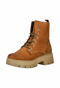 Botas de tobillo de cuero marrón con una suela de plataforma beige y resistente, que presenta ojetes de metal y cordones marrones. Textura suave con un ligero brillo.