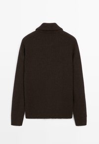 Maglione a coste di un marrone scuro con maniche lunghe e colletto pieghevole, mostrato da dietro su uno sfondo bianco.