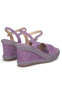 Sandalias de cuña de ante moradas con tiras cruzadas, puntera abierta y adornos de cuentas decorativas a lo largo del tacón de cuña con forma de ondas.