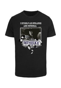 Sort bomulds T-shirt med et grafisk design, der har et monochromt billede, teksten "Jeg selv er underlig og usædvanlig," og "BEETLEJUICE" i blå.