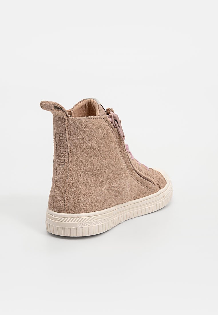 Taupe Wildleder-Sneaker-Boot mit Reißverschluss, Gummisohle und strukturierten Details. Runder Schnitt mit einer sanften Erhöhung an der Rückseite.