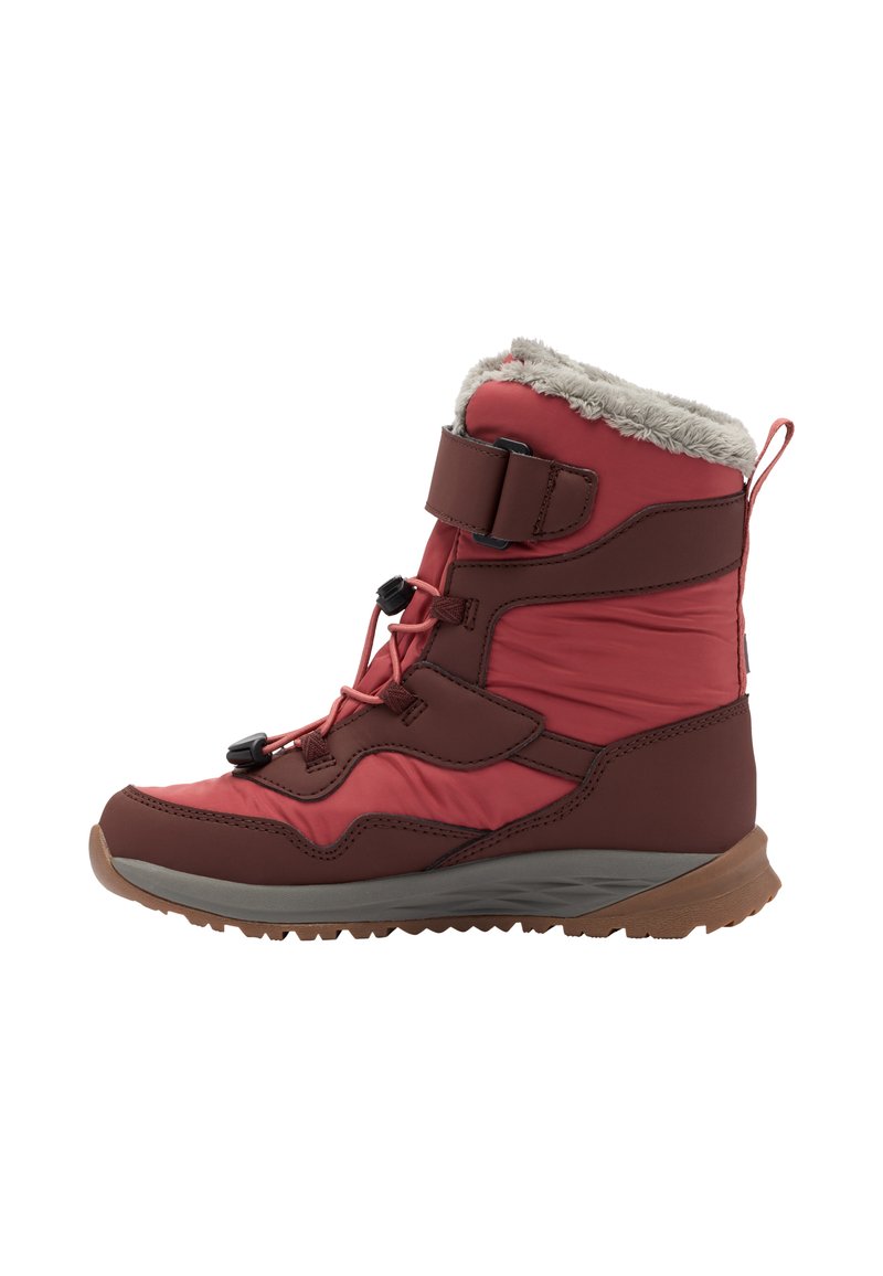 Rode en bruine winterboot met nepbonten voering, elastische veters en verstelbare riem. Heeft een gestructureerde rubberen zool voor grip.