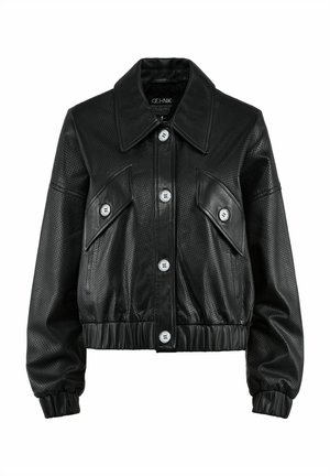 Czarna skórzana kurtka z perforacjami, z szerokim kołnierzem, z przodu na guziki, z dwoma kieszeniami na piersi oraz elastycznym dołem i mankietami.