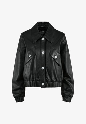 Czarna skórzana kurtka z perforacjami, z szerokim kołnierzem, z przodu na guziki, z dwoma kieszeniami na piersi oraz elastycznym dołem i mankietami.