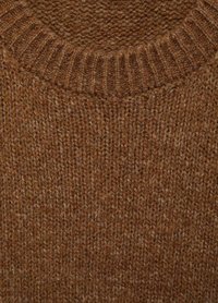 Wollpullover mit ribbeligem Kragen, in einer satten braunen Farbe, mit strukturiertem Strickmuster und einem warmen, kuscheligen Erscheinungsbild.